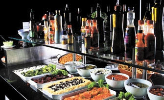 Para acompanhar o churrasco, a pista de salada é completa e o cliente ainda pode escolher os molhos